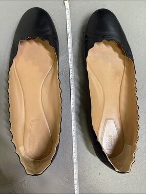 Chloe Women's Black Scalloped Edge Ballet Flats